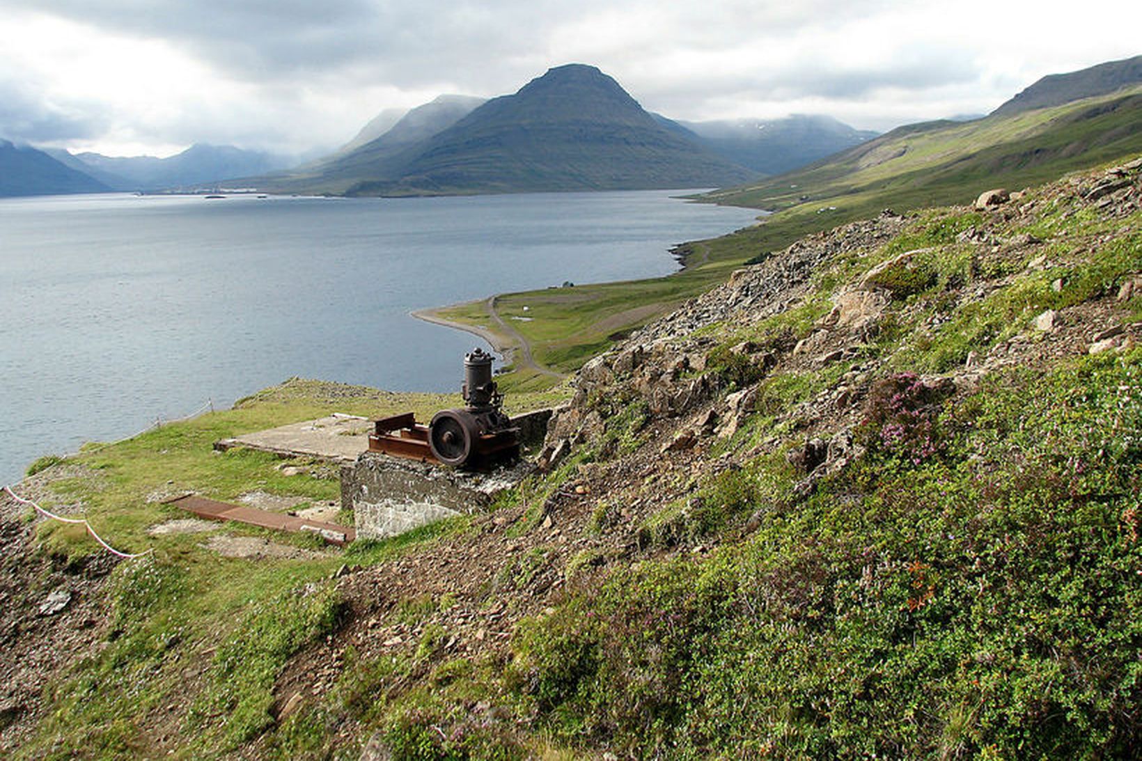 Maðurinn hafði verið í sjálfheldu á klettasyllu í fjallinu.