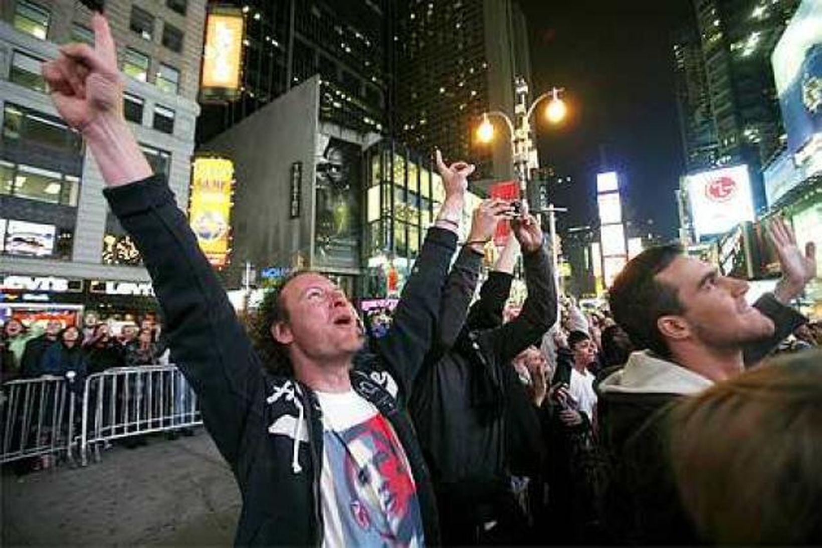 Stuðningsmenn Obamas fagna kosningaúrslitum á Times Square í New York.