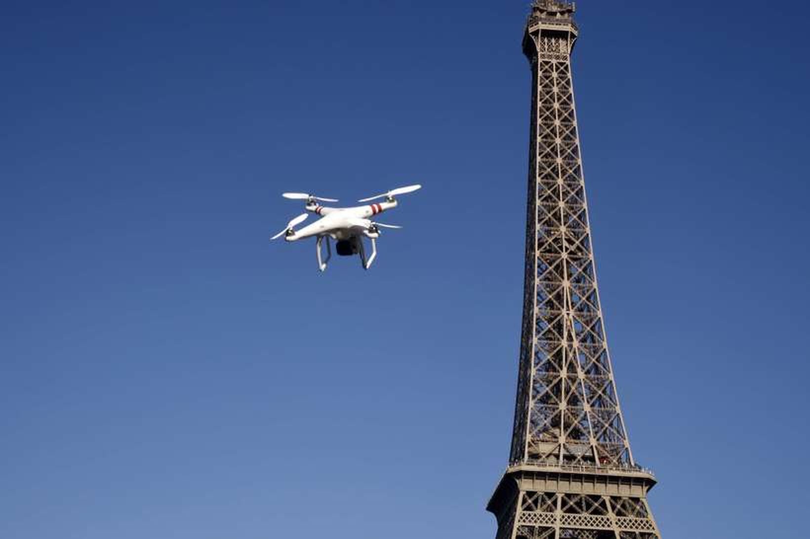 Dróni á flugi við Eiffel turninn