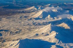 Ljósufjöll á Snæfellsnesi í drifhvítum vetrarbúningi sem þau þó þurfa ekki til að vera ljós …