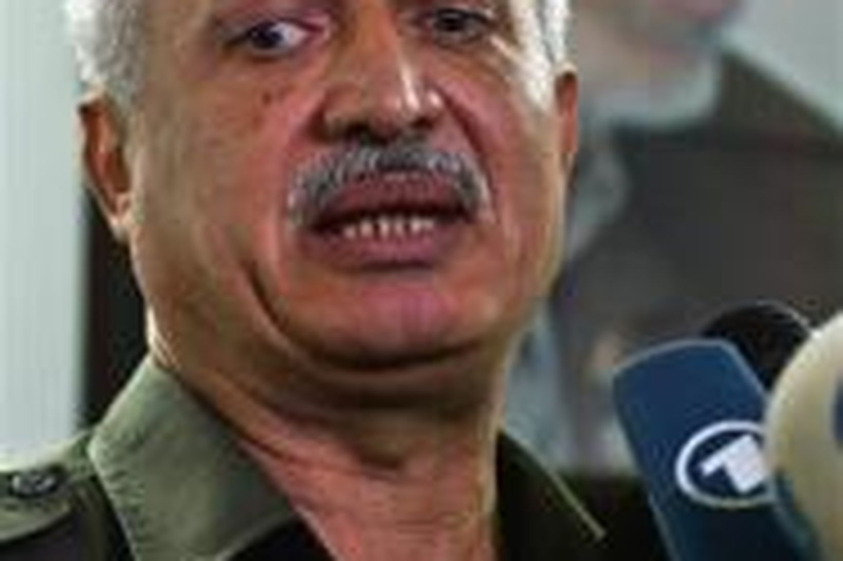 Moussa Arafat, yfirmaður öryggissveita Palestínumanna, slapp ómeiddur frá sprengingunni.