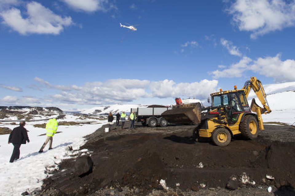 Óhappið varð þegar verið að var að flytja díselolíu frá plani við Bláfjallaskála að Þríhnúkagíg.