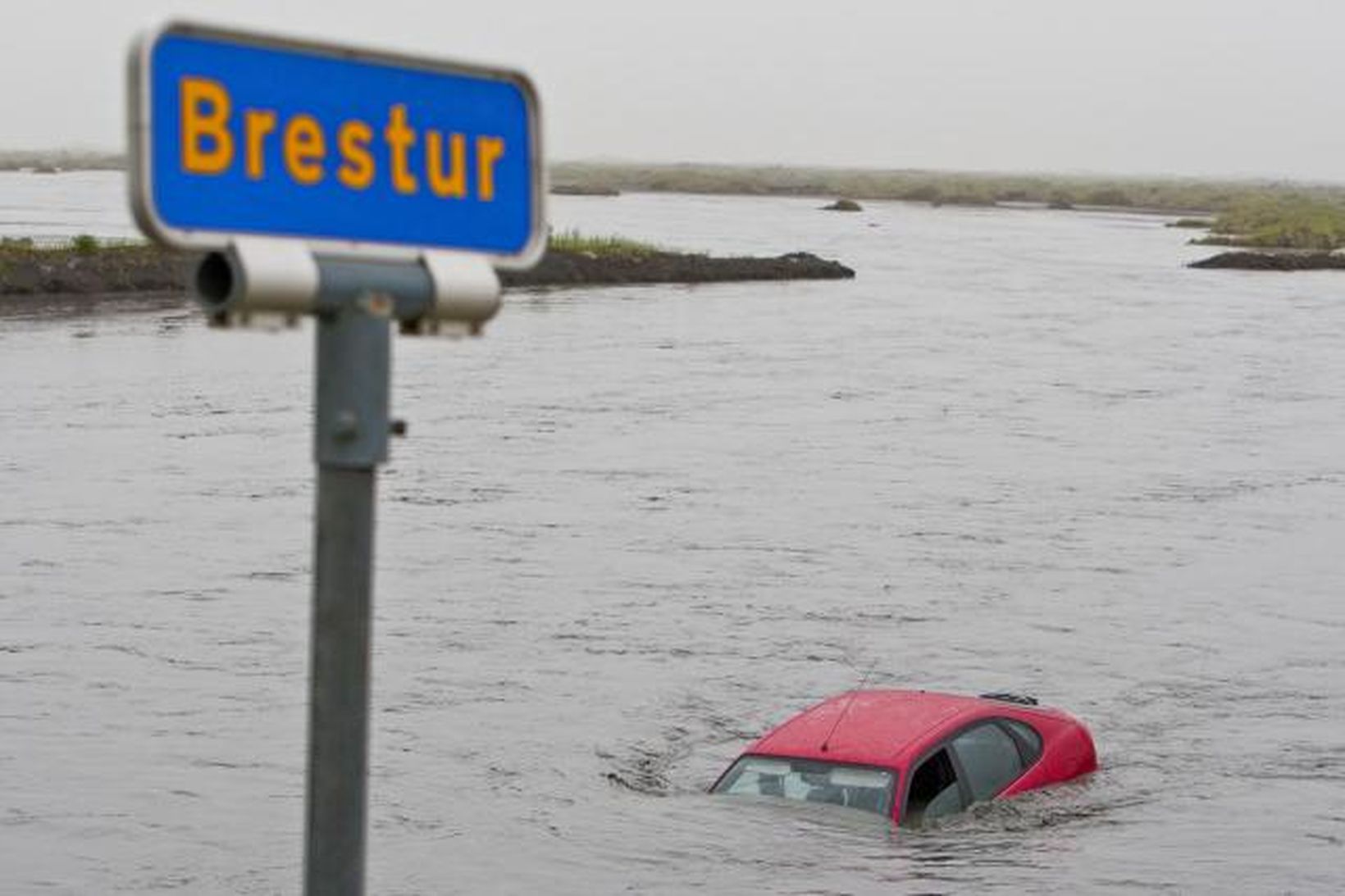 Bíll hafnaði í ánni Bresti í Álftaveri þegar ökumaður sofnaði …