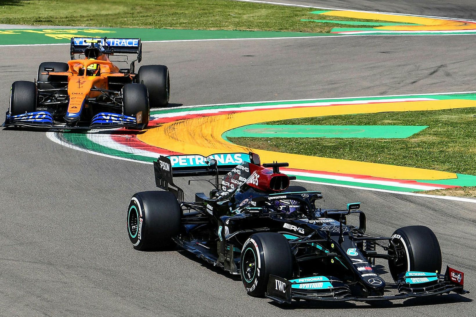 Lewis Hamilton á Mercedes (framar) og Lando Norris á McLaren …