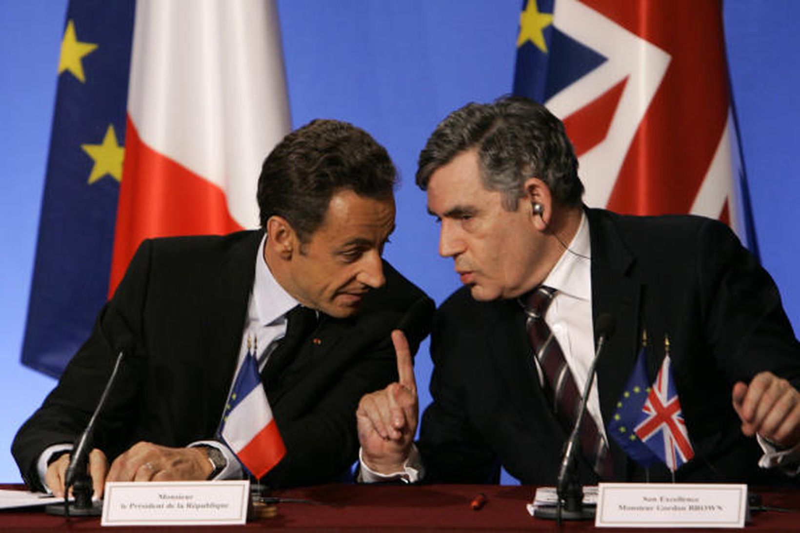 Nicolas Sarkozy Frakklandsforseti og Gordon Brown, forsætisráðherra Breta, stinga saman …