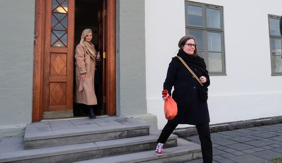 Stólaleiknum lokið í bili