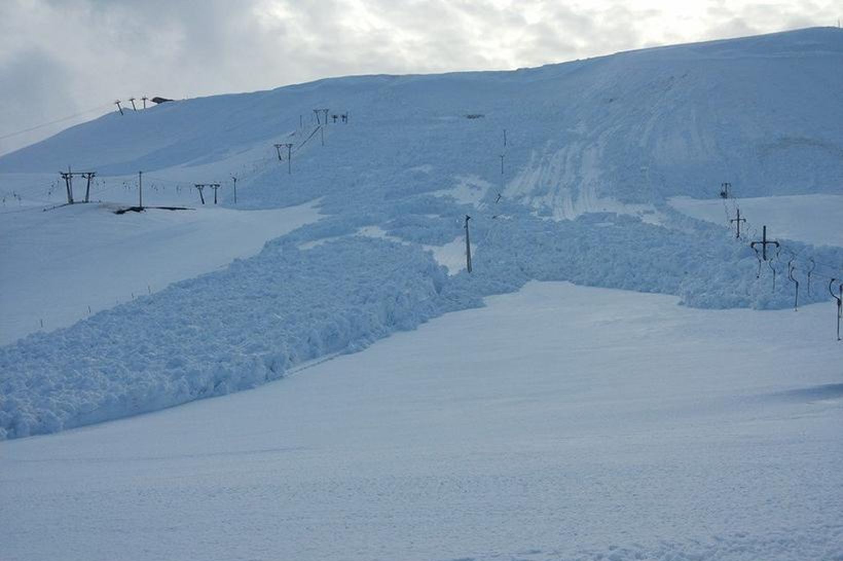 Snjóflóð féll í Bláfjöllum aðfaranótt fimmtudags.