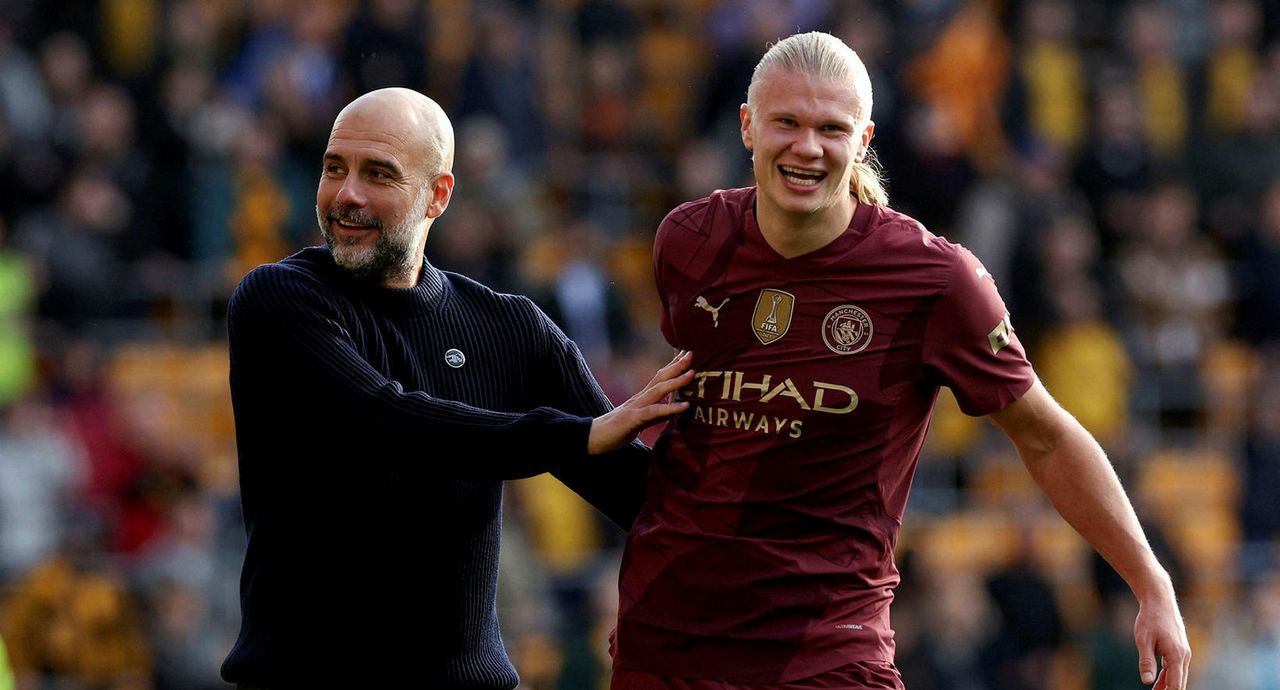 Pep Guardiola og Erling Haaland kátir eftir leikinn í dag.