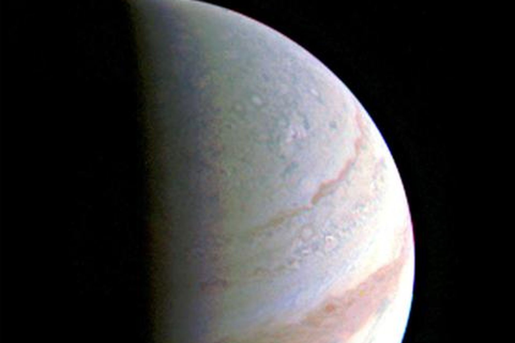 Fyrsta nærmyndin sem birt hefur verið frá fyrsta flugi Juno …