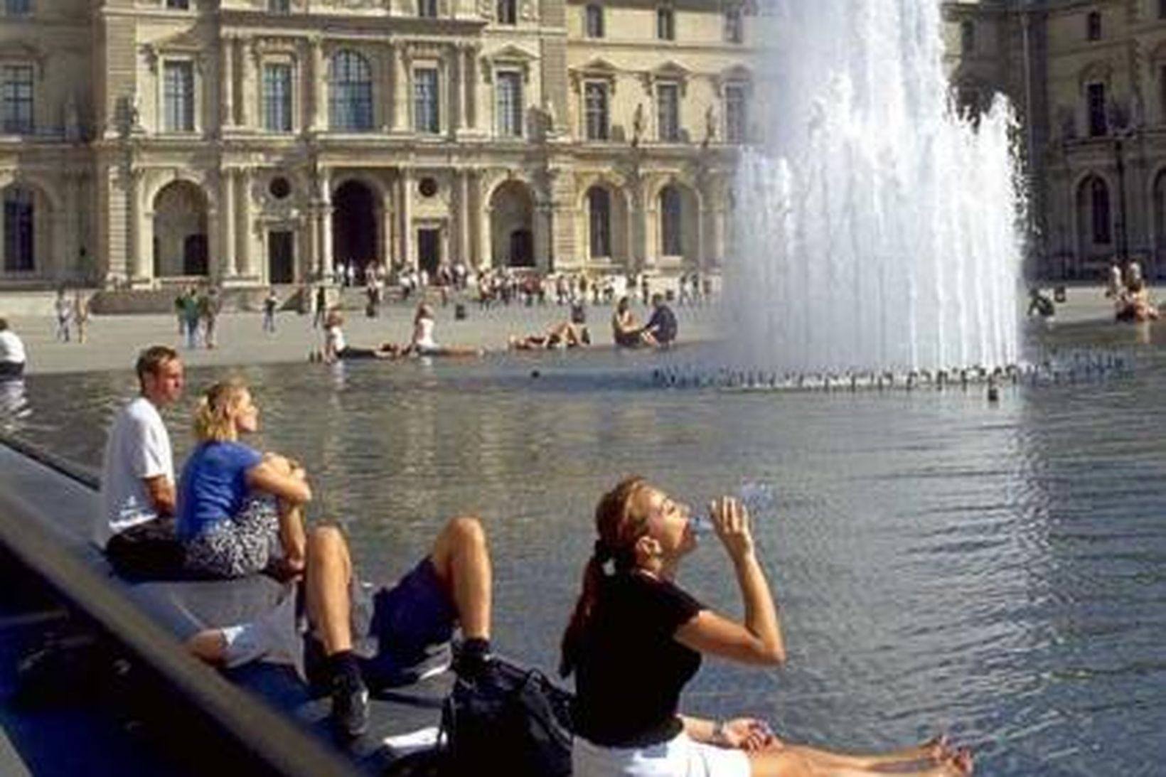 Í pýramídagarðinum við Louvre-safnið í París.