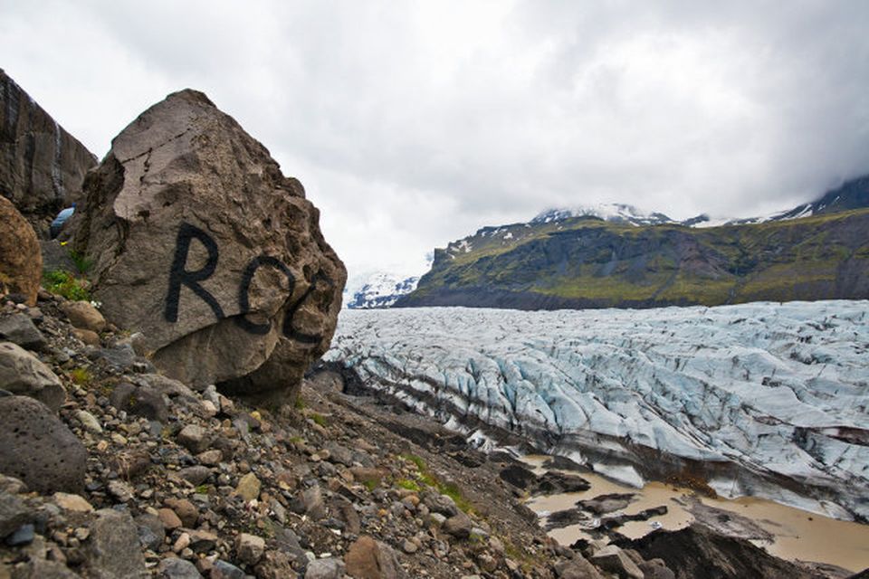 Búið er að sprauta orðið „rock“ á fjögurra metra háan stein við Svínafellsjökul.