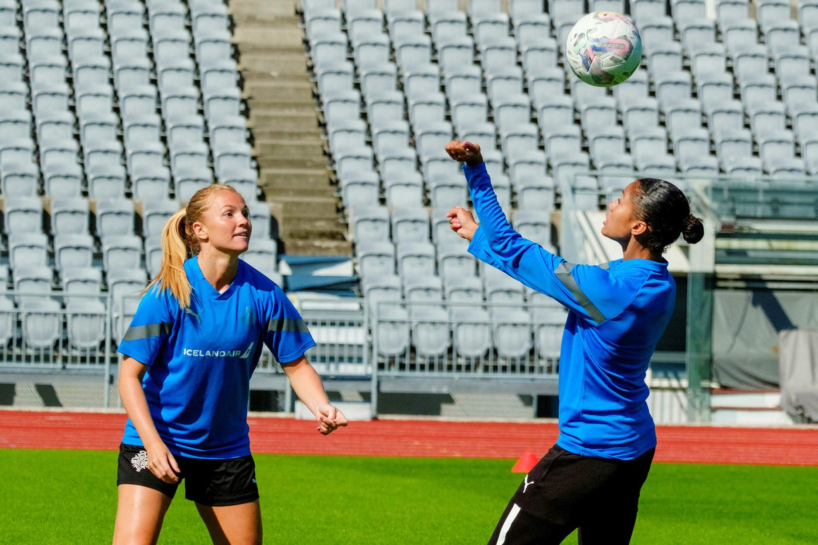 Glódís Perla Viggósdóttir og Sveindís Jane Jónsdóttir leika knettinum á …