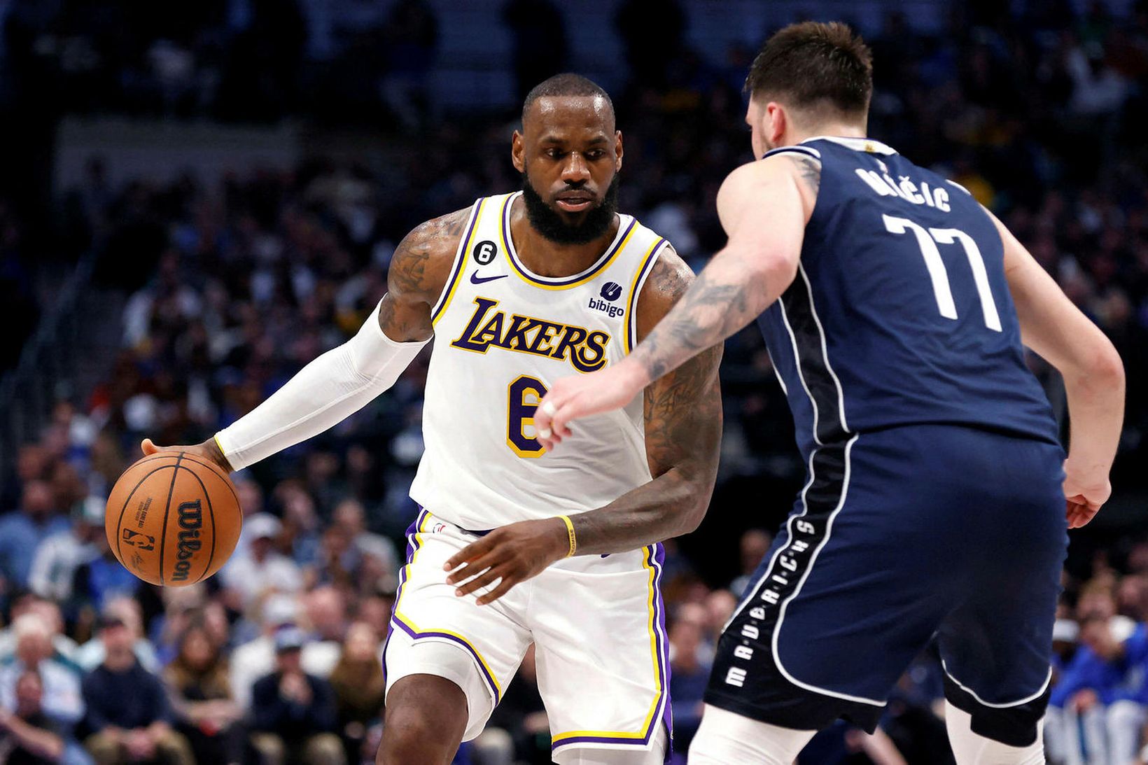 LeBron James og Luka Doncic í leik LA Lakers og …