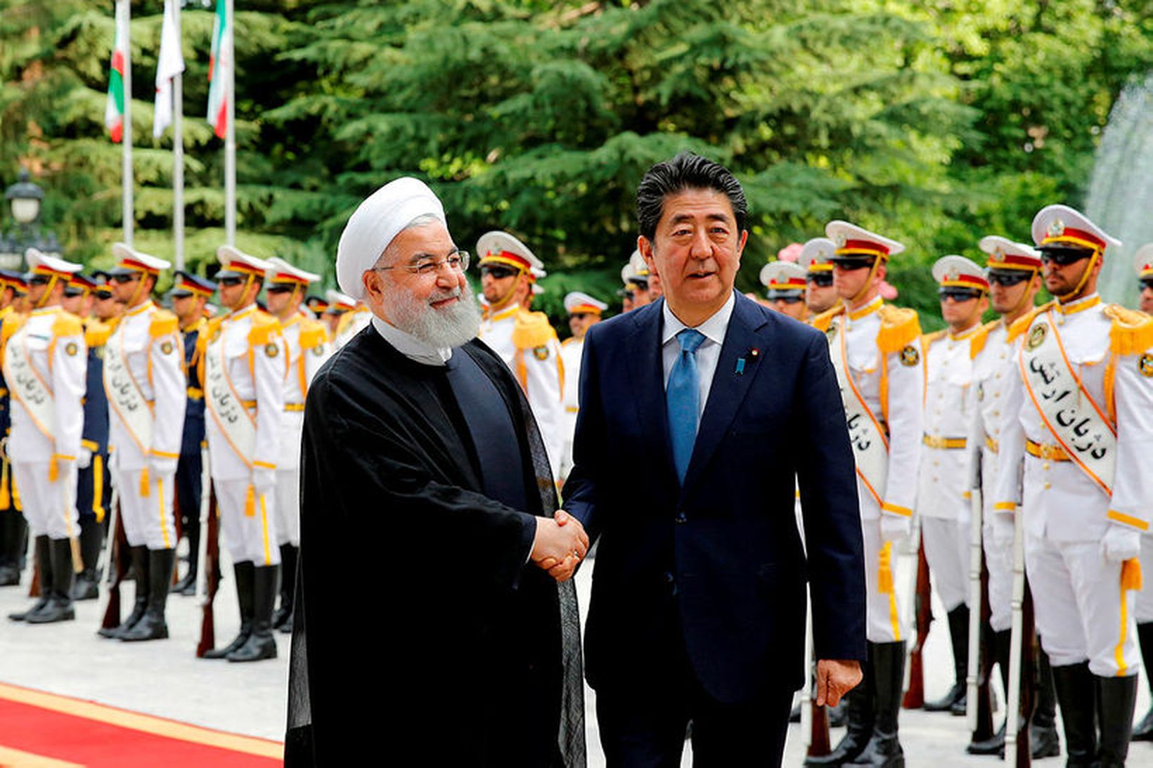 Rouhani og Abe heilsast í Tehran fyrr í dag.