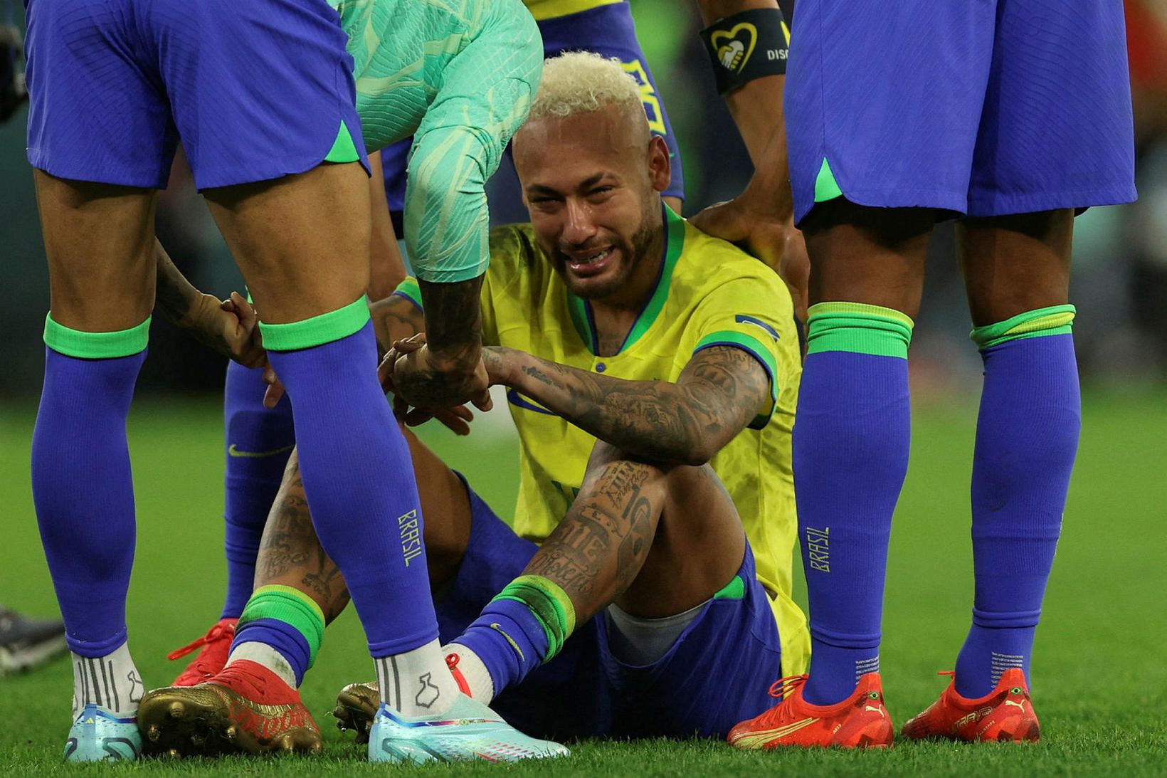 Neymar hágrét þegar niðurstaðan í vítaspyrnukeppninni gegn Króatíu lá fyrir.