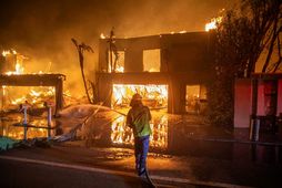 Minnst tveir eru látnir í gróðureldi nálægt borginni Pasadena í Los Angeles-sýslu.