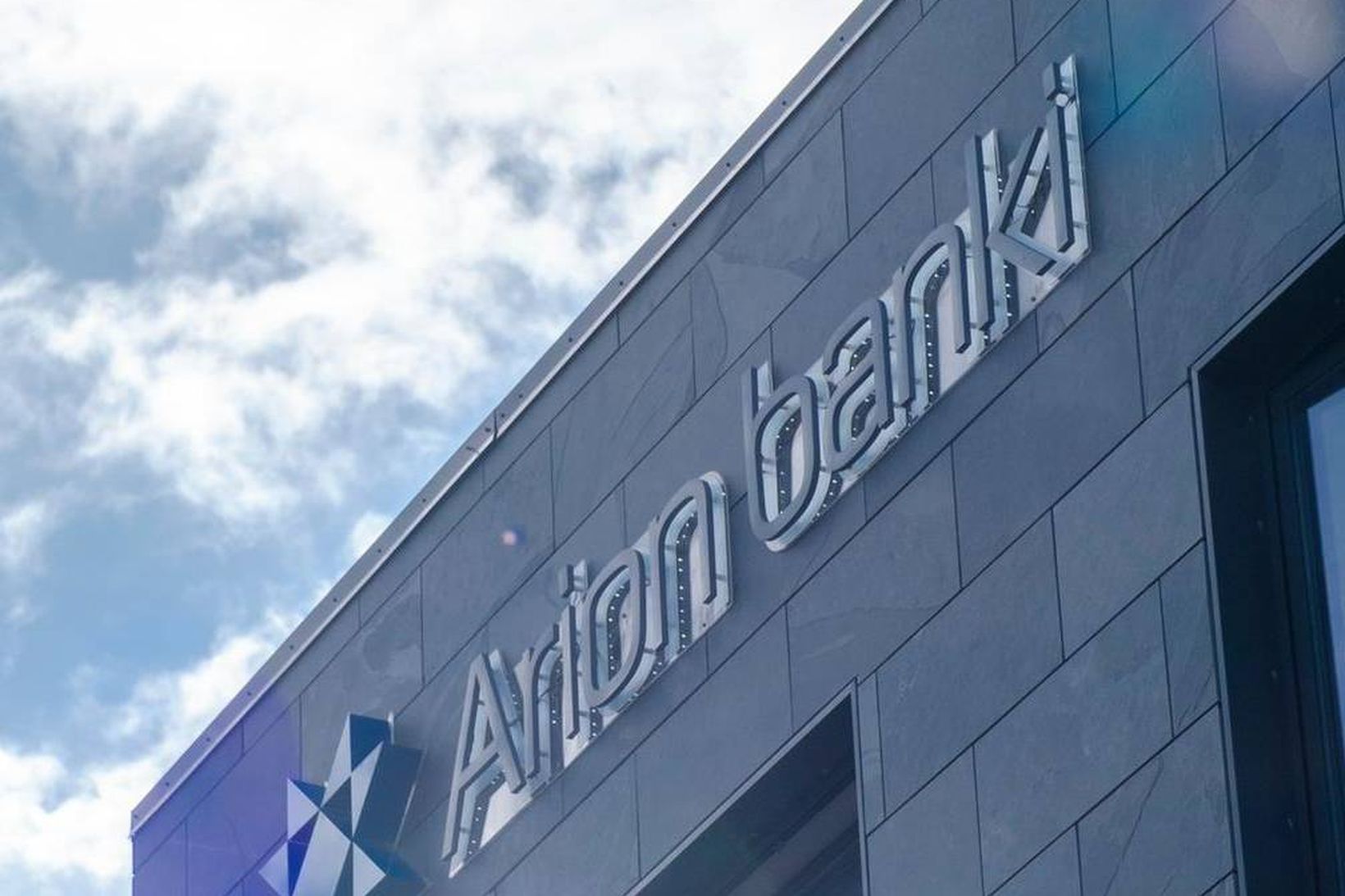 Greinandi metur gengi bankans um það bil 43% yfir núverandi …