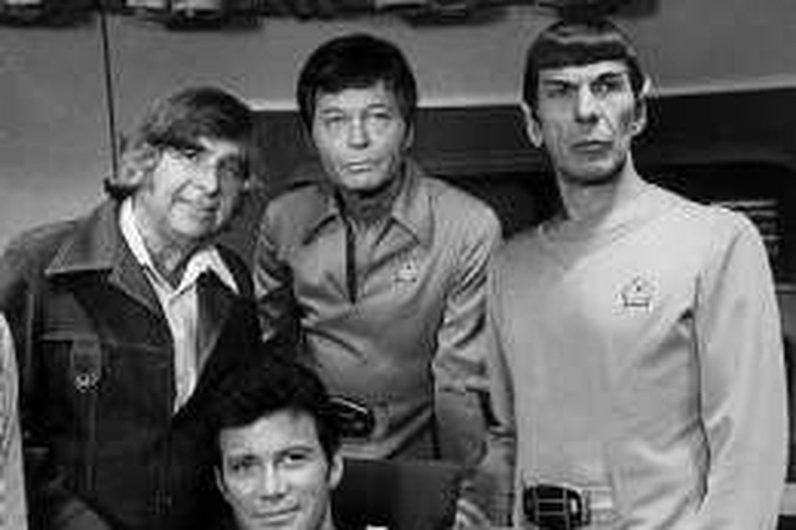 Spock (lengst til hægri) í hópi góðra Star Trek-félaga. Blóðið …
