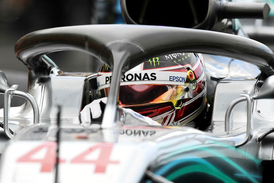 Lewis Hamilton situr í bíl sínum milli aksturslota í tímatökunni í Le Castellet í Frakklandi.