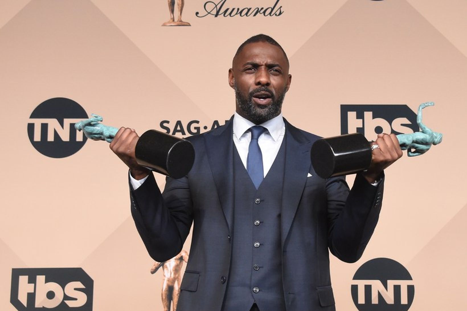 Breski leikarinn Idris Elba hefur ákveðið að söðla um.