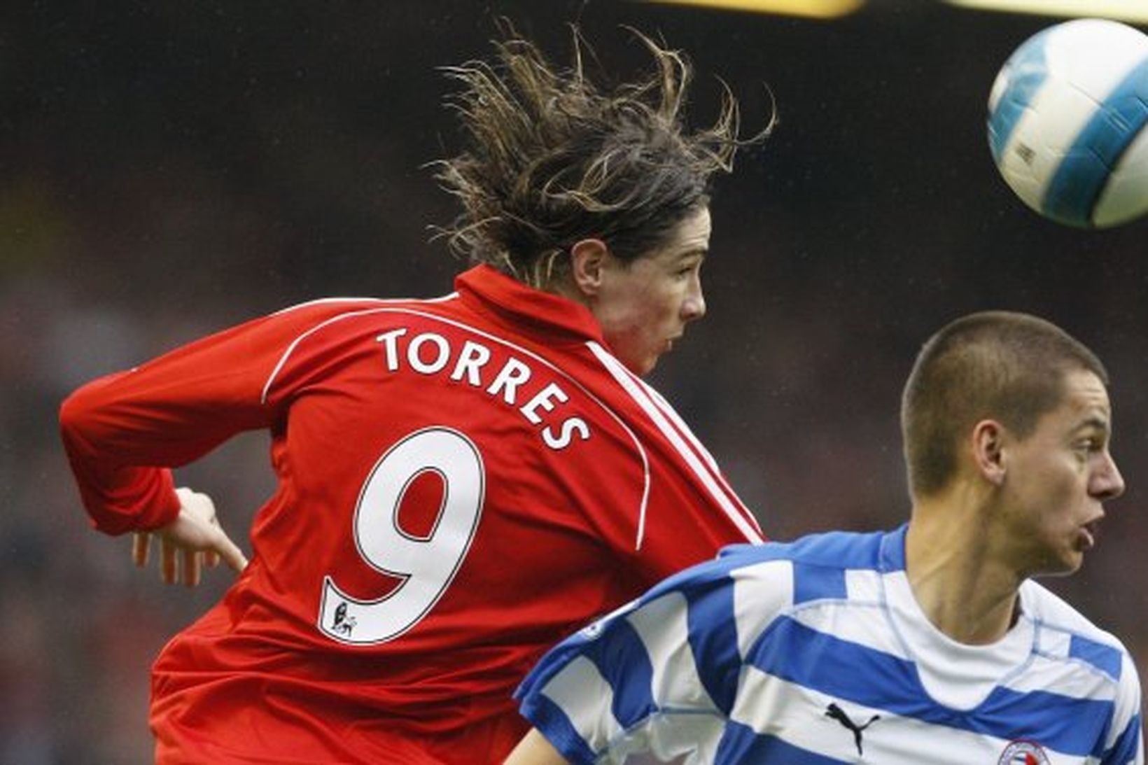 Fernando Torres í baráttu við Ívar Ingimarsson á Anfield í …