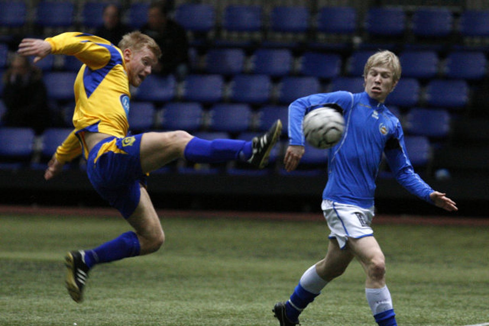 Sveinbjörn Jónasson sækir að marki Framara í leiknum í kvöld.