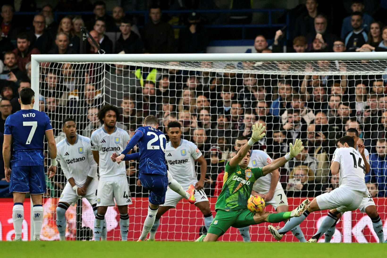 Emiliano Martínez ver frá Cole Palmer í leiknum gegn Chelsea.