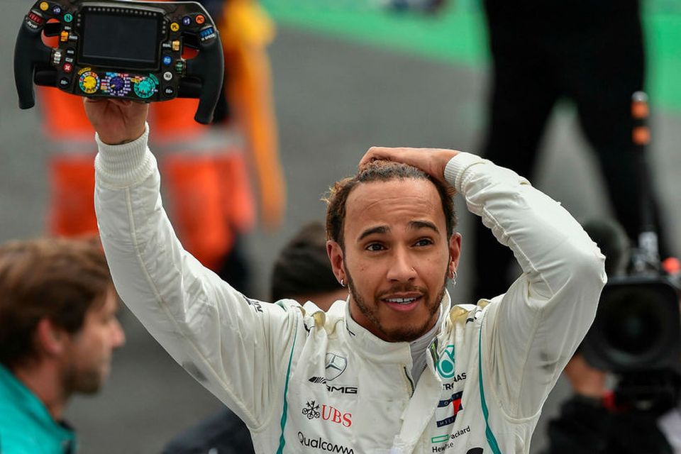 Lewis Hamilton virðist létt í Mexíkó í kvöld við að titilbáráttunni skuli lokið.