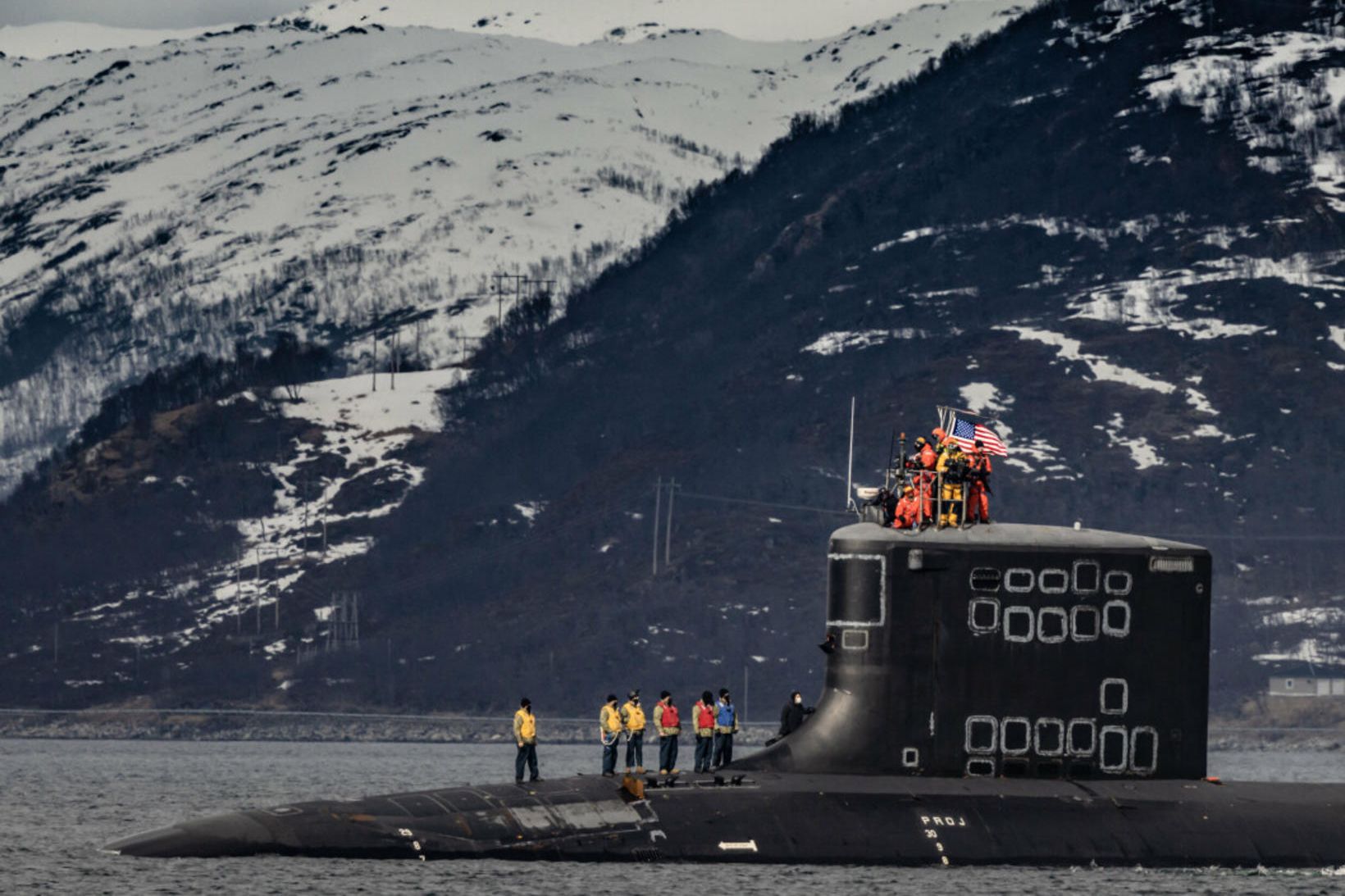 Bandarískur kjarnorkukafbátur í Grøtsund-höfninni utan við Tromsø.