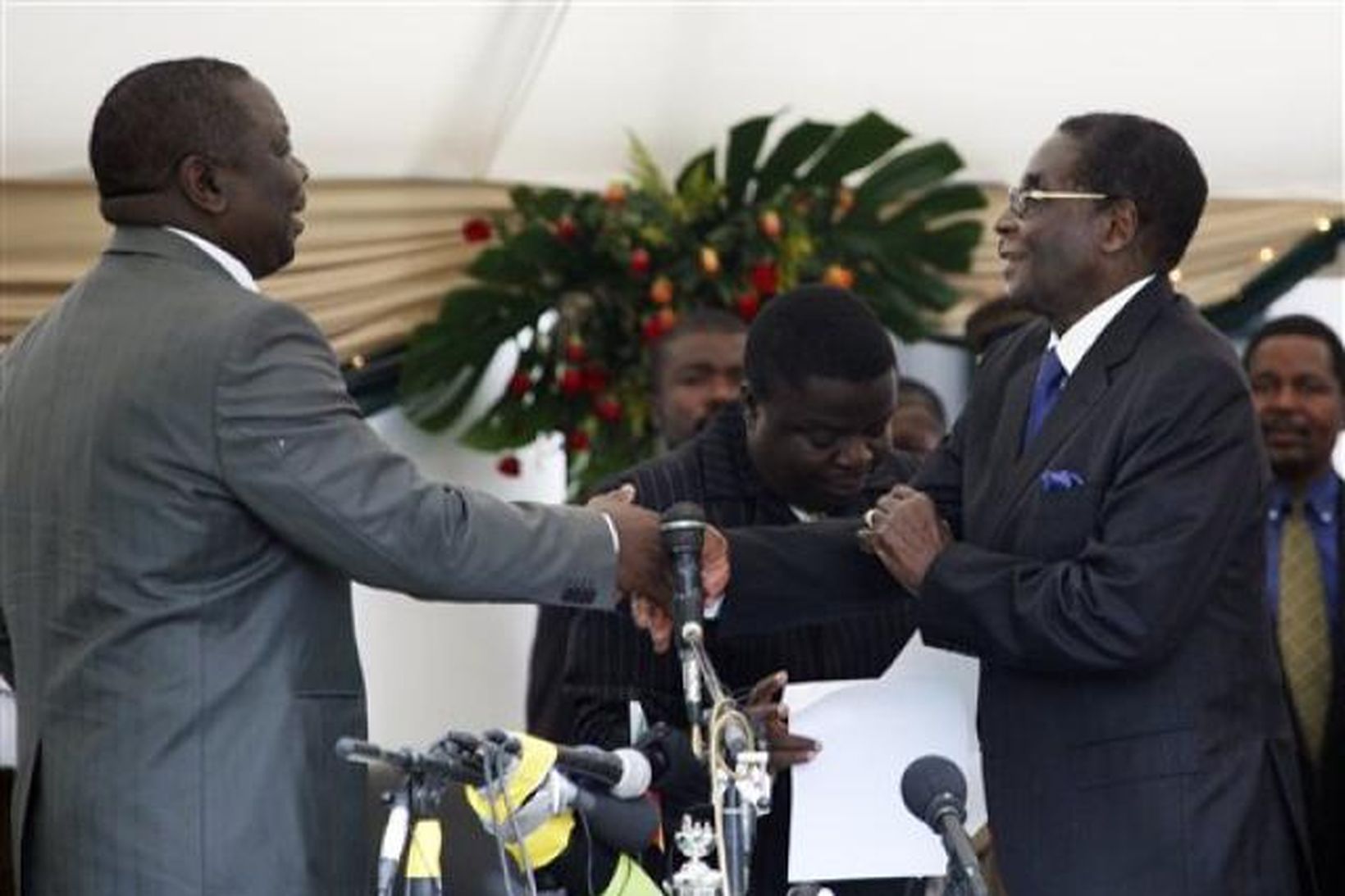 Morgan Tsvangirai og Robert Mugabe við embættistökuna.