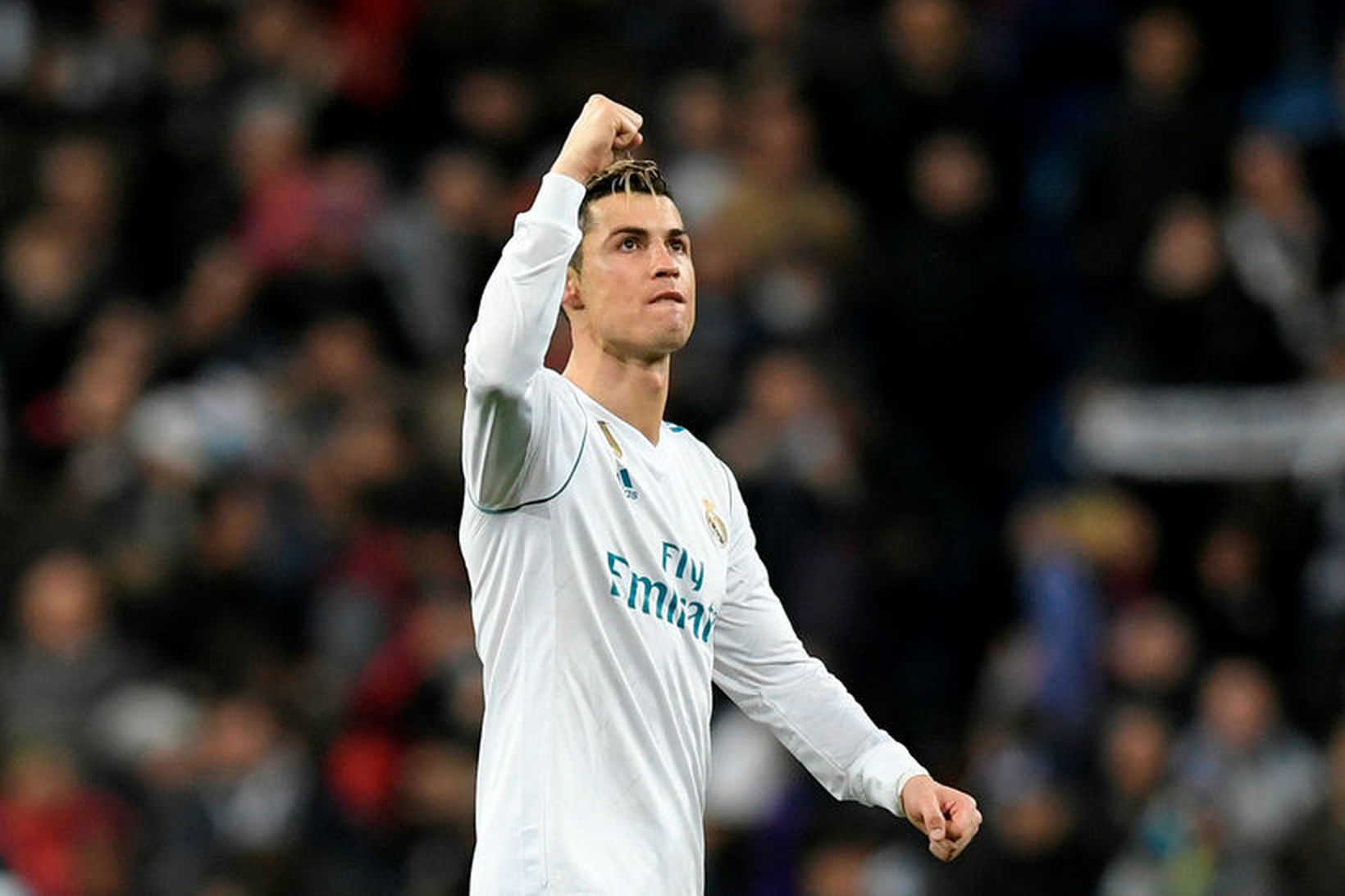 Cristiano Ronaldo fagnar eftir leikinn gegn Paris SG í kvöld.