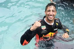 Daniel Ricciardo fagnaði sigrinum í Mónakó meðal annars með því að stökkva út í sundlaug …