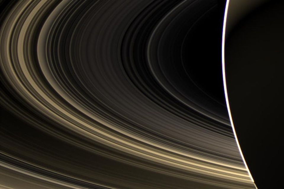 Þessi mynd frá Cassini geimskipinu sýnir stjörnuna Venus í gegnum hring Satúrnusar. Vegna fjarlægðarinnar er …