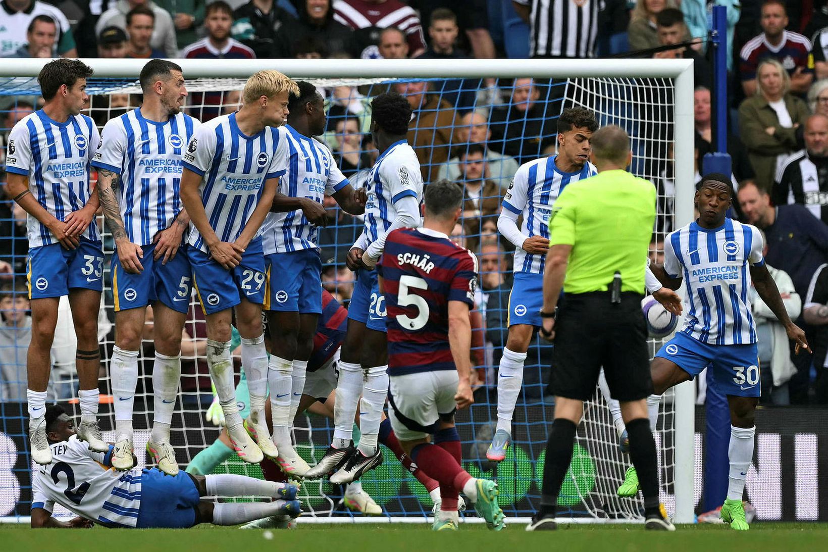 Fabian Schär úr Newcastle skýtur boltanum í höndina á Yasin …