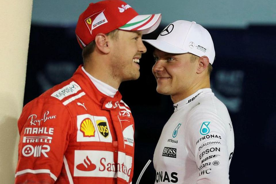 Valtteri Bottas (t.h.) og Sebastian Vettel á léttu nótunum eftir tímatökuna í Barein.
