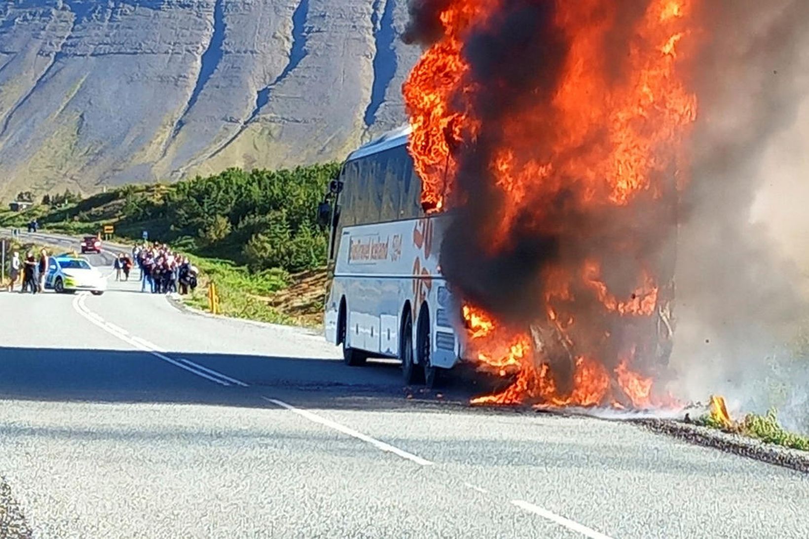 Langferðabifreiðin sem varð alelda í Skutulsfirði er tiltölulega ný og …