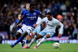 Axel Tuanzebe og Jacob Ramsey eigast við í leik Ipswich Town og Aston Villa í …