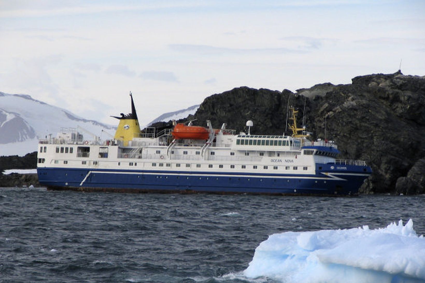 Ocean Nova siglir með ferðamenn við suðurskautið.