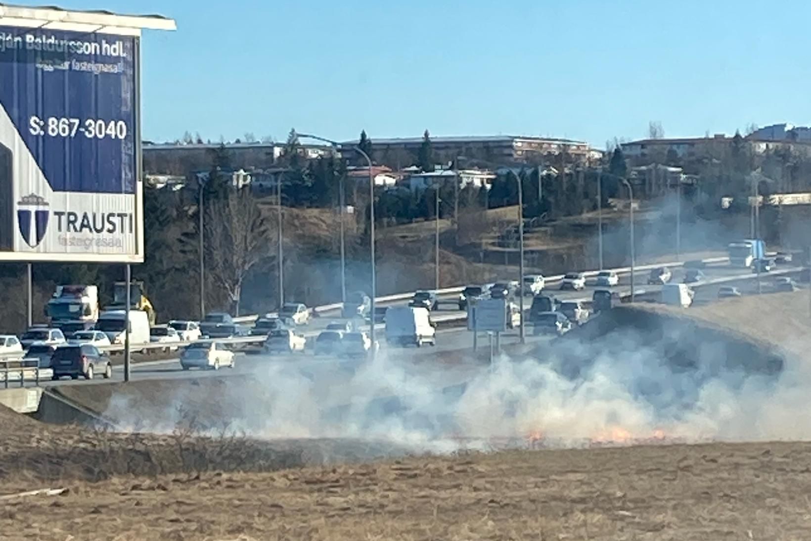 Sinubrunar kvikna oft á þessum árstíma, slökkviliðinu til töluverðar gremju.