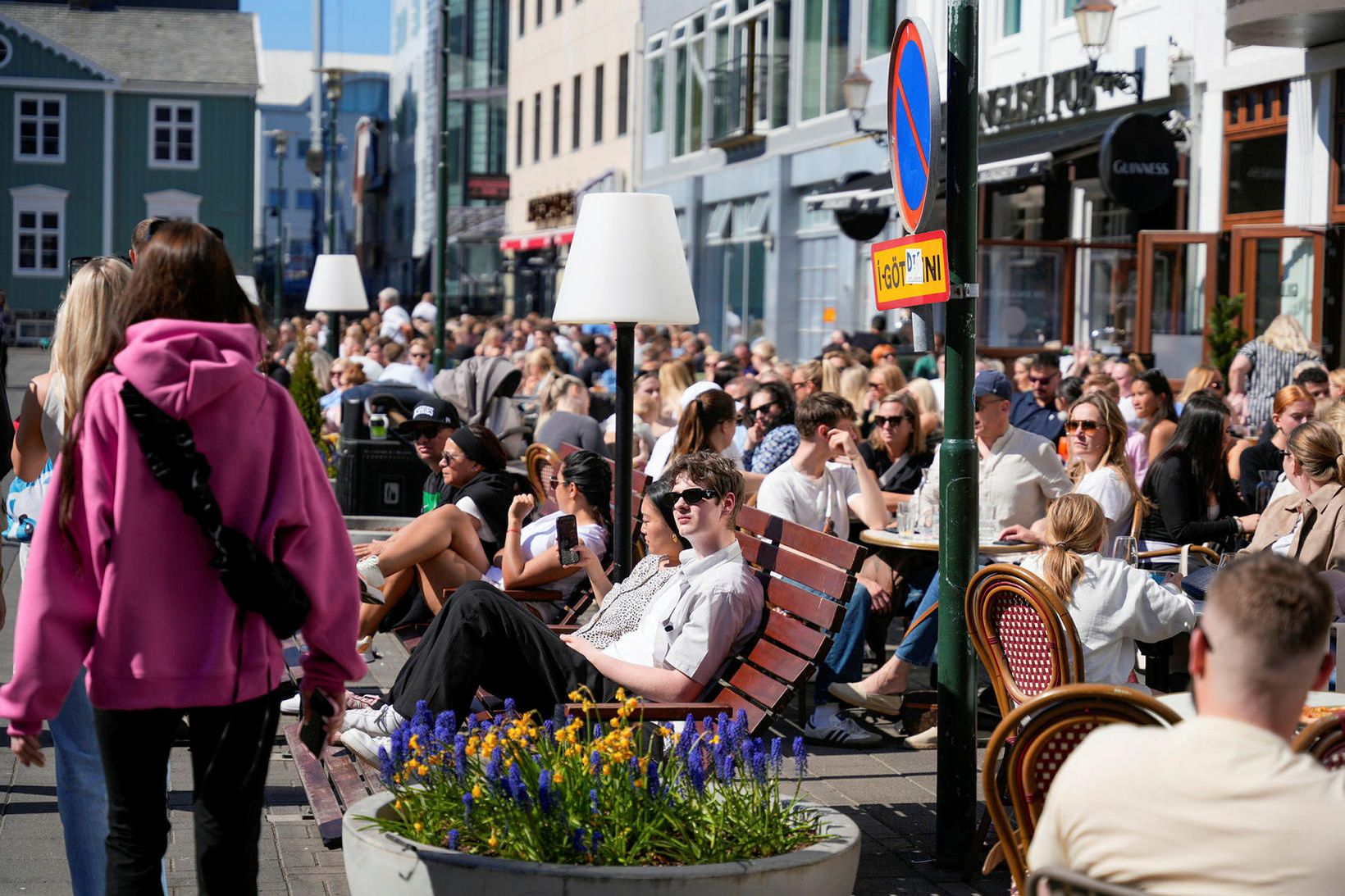 Það var þétt setinn bekkurinn á og við Austurvöll í …