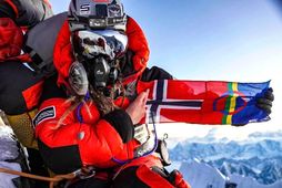 Kristin Harila á tindi Lhotse í Himalaya-fjöllum, 8.516 metra háum, í maí 2021. Flaggaði hún …