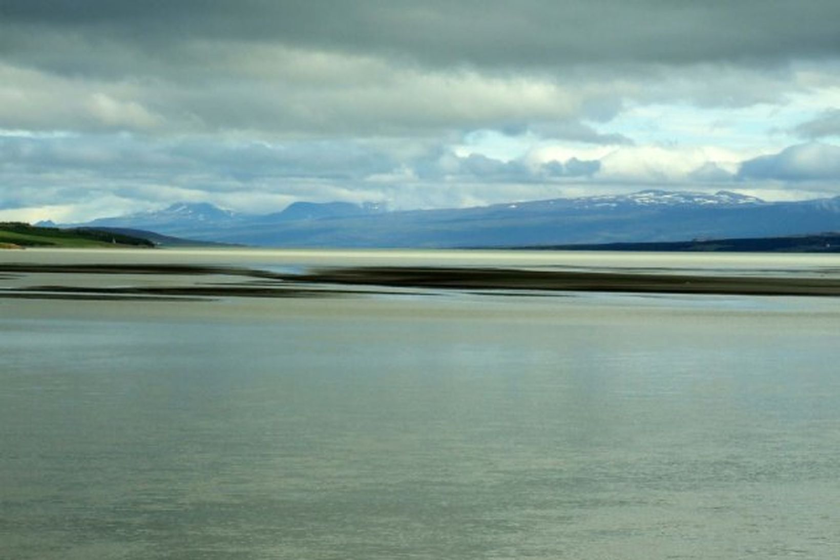 Það stendur einnig mjög hátt í Lagarfljóti að sögn Guðmundar. …