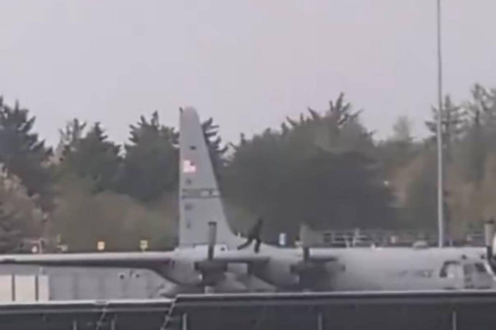 Handtekinn vegna meintra skemmda á bandarískri herflugvél