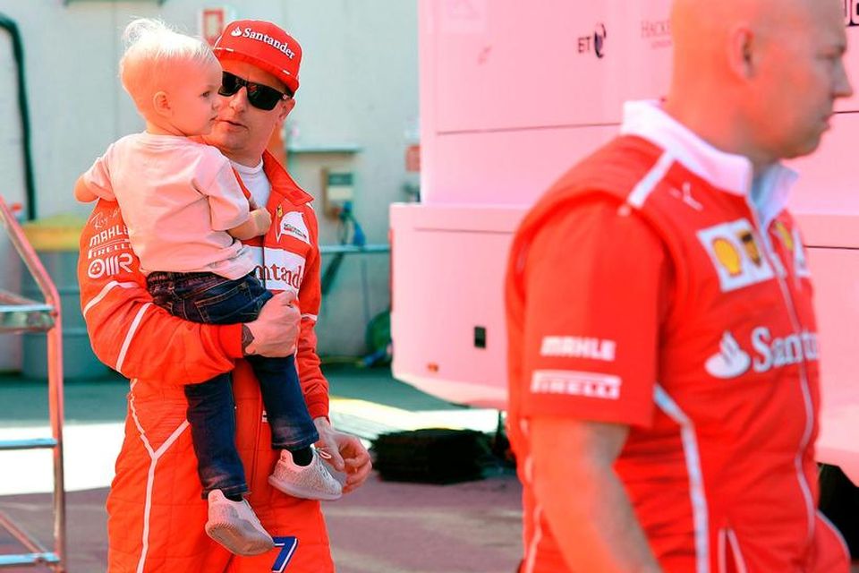 Inn á milli aksturslota í dag hafði Räikkönen félagsskap af syni sínum.