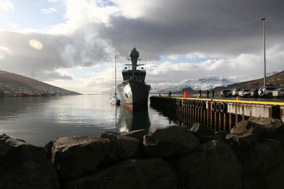 Tölverður viðbúnaður lögreglu var við höfnina á Eskifirði þegar Týr kom með Sirtaki til hafnar.