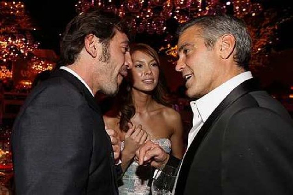 Javier Bardem ræðir við George Clooney og Sarah Larson, vinkonu hans.