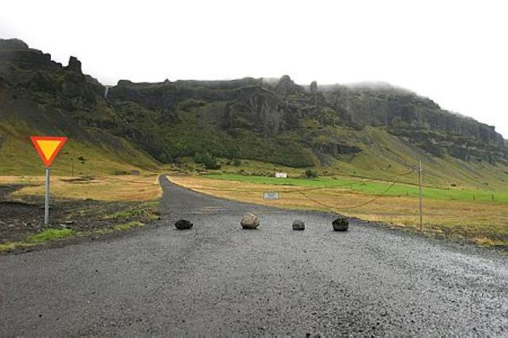 Ferðamenn geta ekki ekið heim að Núpsstað vegna vegatálma á …