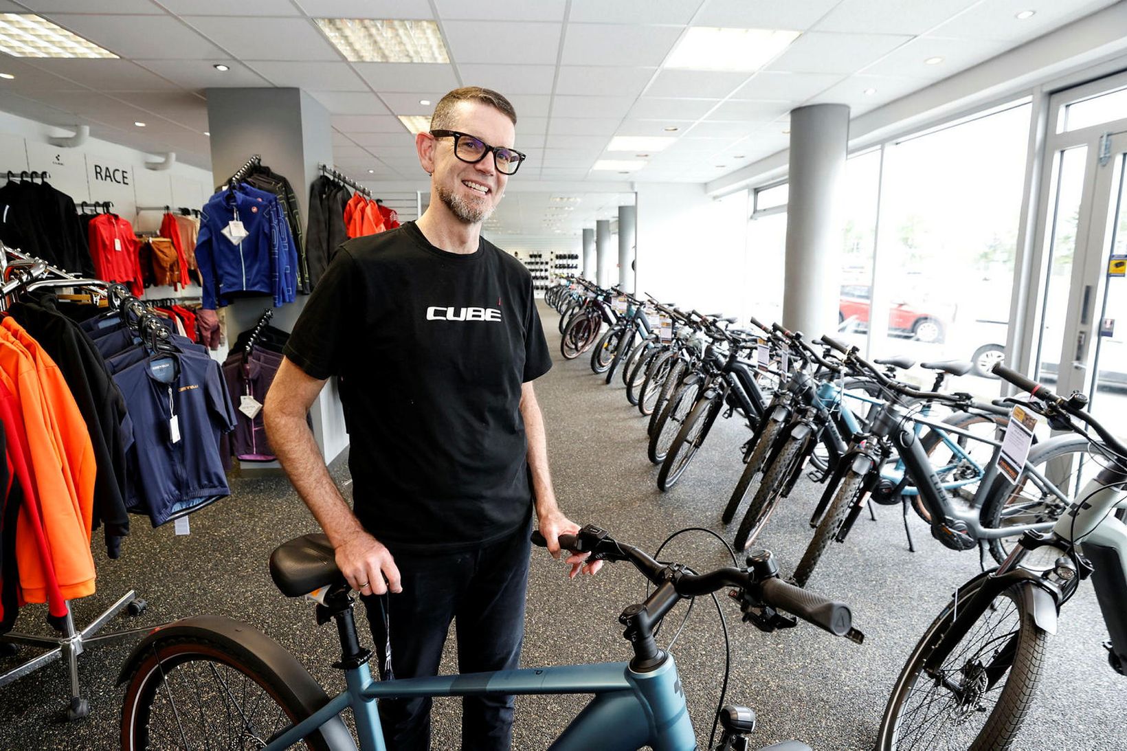 Matthew Kanaly, starfsmaður hjá reiðhjólaversluninni TRI, elskar að búa á …
