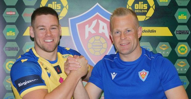 Daníel Matthíasson og þjálfarinn Andri Snær Stefánsson handsala samninginn.