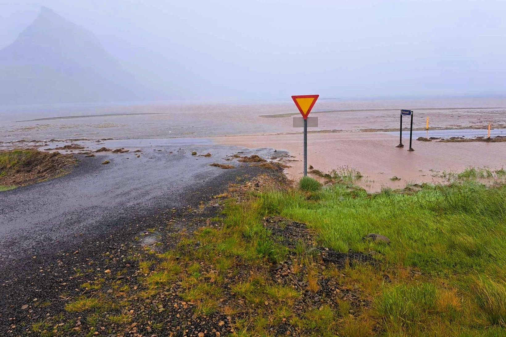 Yfir þjóðveg 54 flæddi rétt vestan við þéttbýlið.